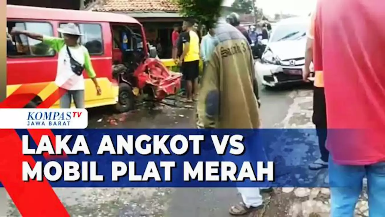 Mobil Plat Merah Tabrak Rombongan Pelajar