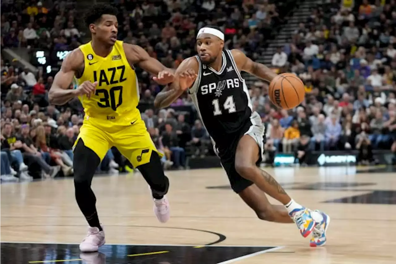 Spurs snap 16-game losing streak with victory over Jazz