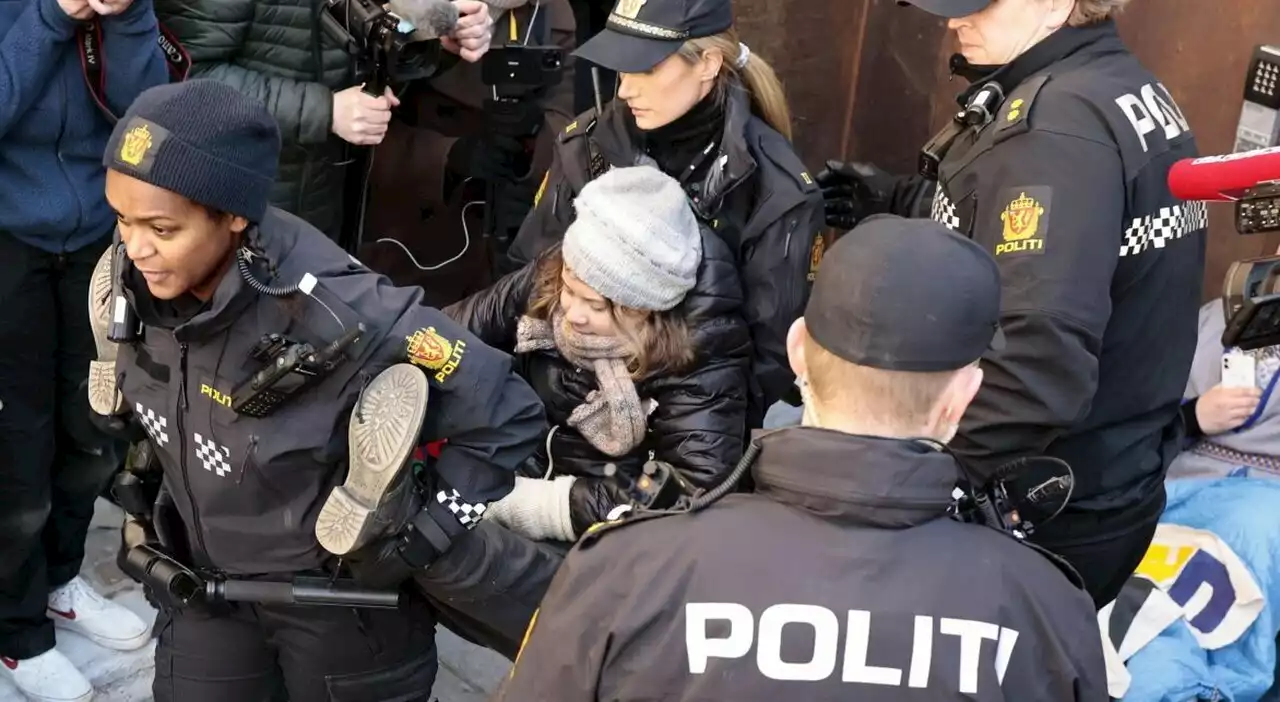 Greta Thunberg arrestata in Norvegia, portata via di peso dalla polizia: stava protestando contro le turbine eoliche