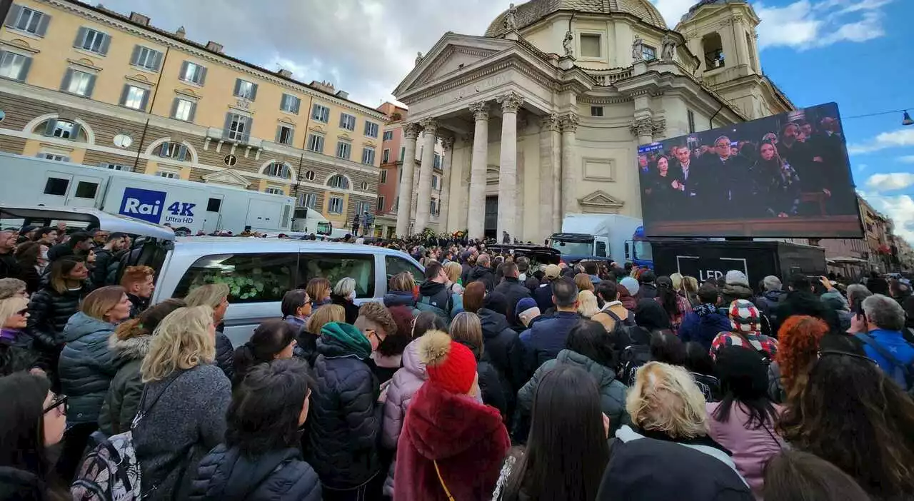 Maurizio Costanzo, i funerali. Una folla di romani in piazza per l'ultimo saluto al re dei talk: «Per tutti era uno di famiglia»