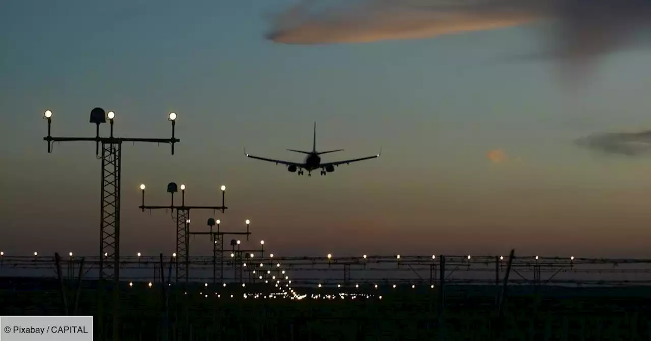 Leur avion fait demi-tour pour que les passagers puissent admirer les aurores boréales