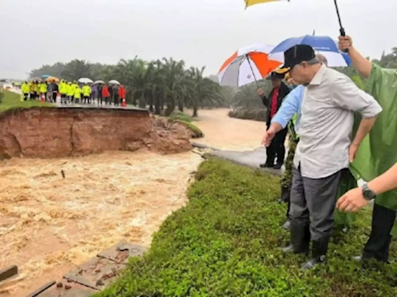 DPM Zahid: Bailey bridge to be built on collapsed road to Felda Selancar