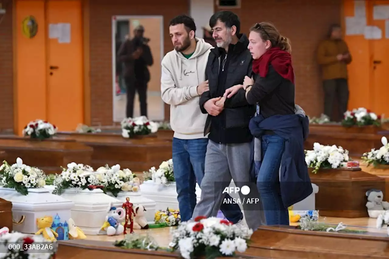 Survivors of Italy's migrant shipwreck weep over their dead