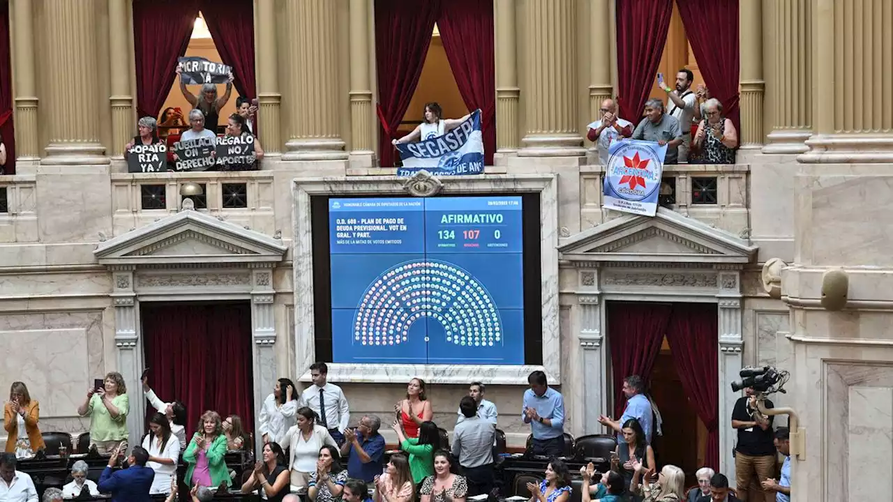 Moratoria previsional: polémica por afiches con los rostros de los diputados que negaron el quórum