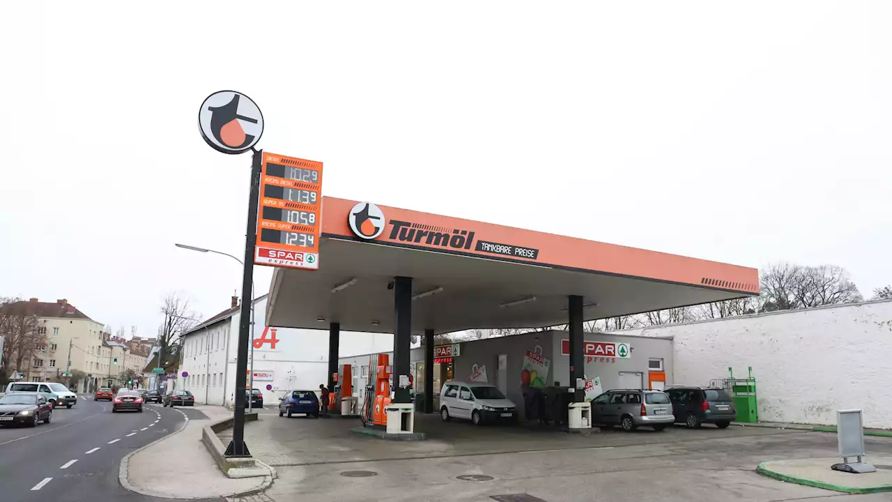 Pistolen-Mann überfiel Tankstelle in Wiener Neustadt