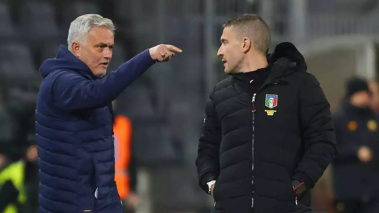 AS Roma-coach Mourinho twee duels geschorst voor uitval naar vierde official