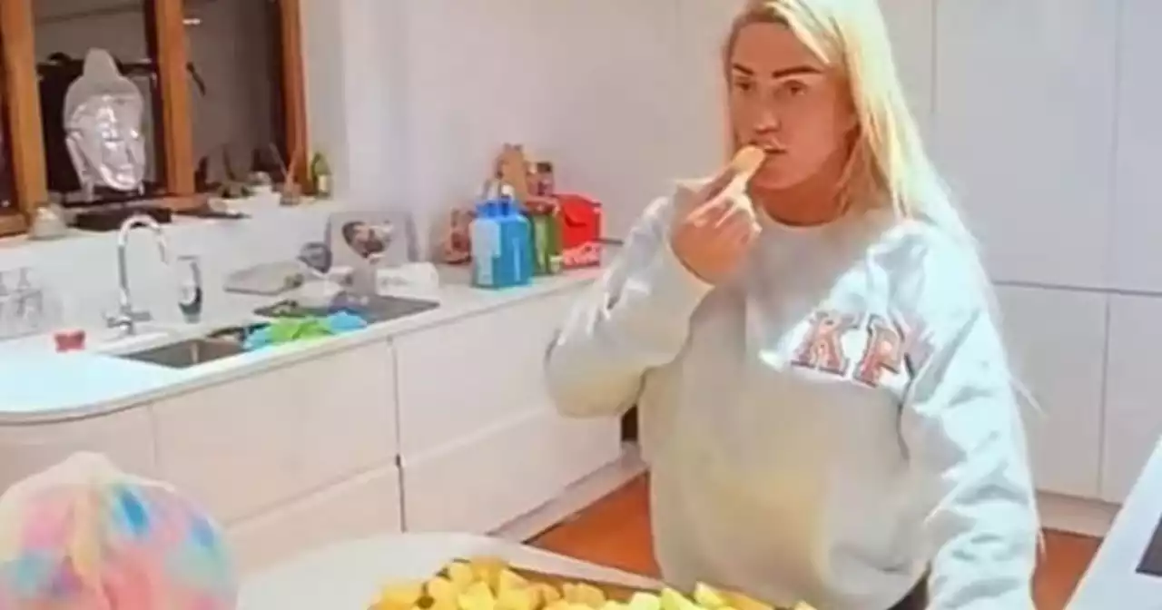 Katie Price fans' 'horror' as she eats raw potato during Mucky Mansion show