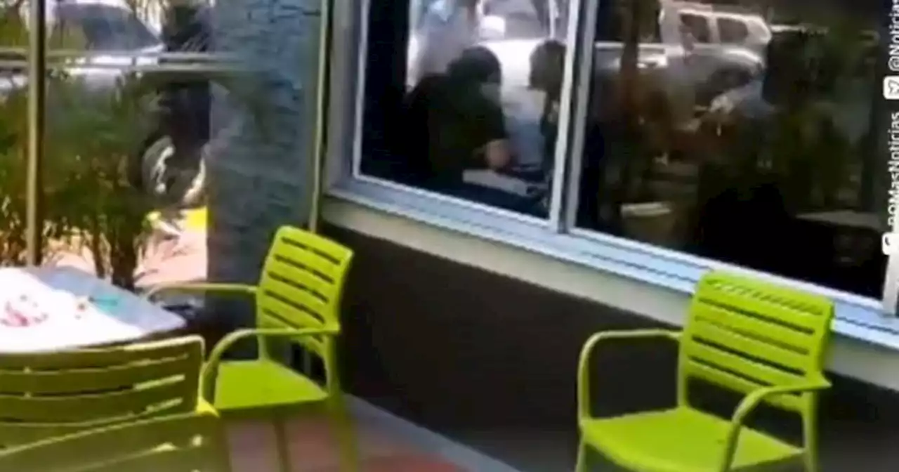 Reportan a hombre armado que amedrentó a usuarios en parqueadero de McDonald’s en Barranquilla