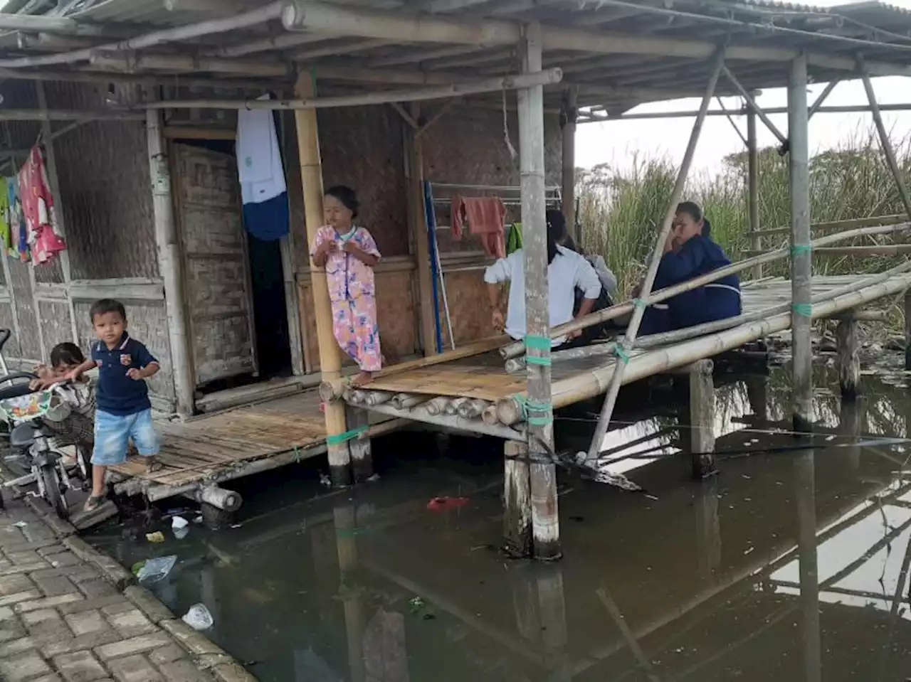 Pemkab Tangerang Serahkan Bantuan Korban Banjir di Teluk Naga |Republika Online