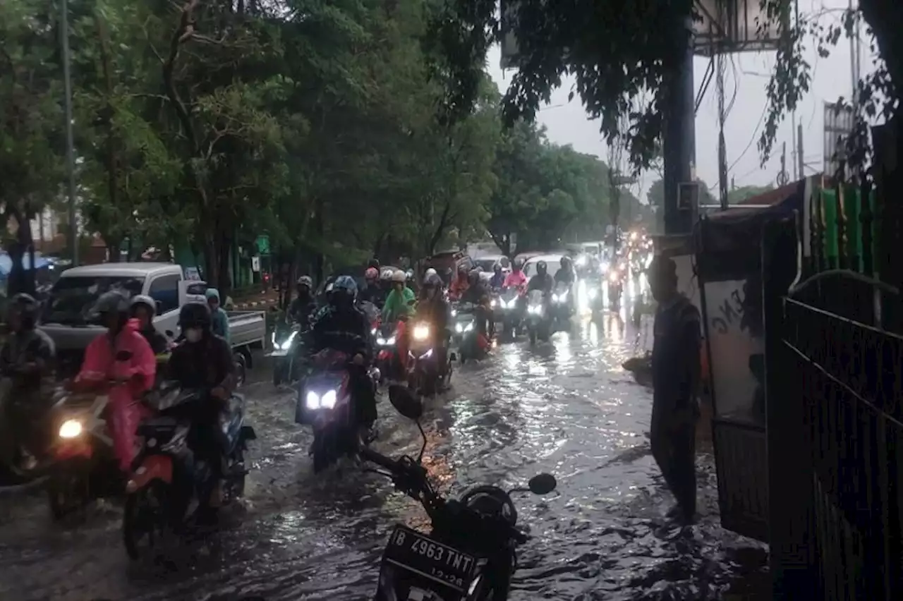 Pukul 18.00 WIB, BPBD DKI Catat 6 RT dan 5 Jalan di Jakarta Terendam Banjir