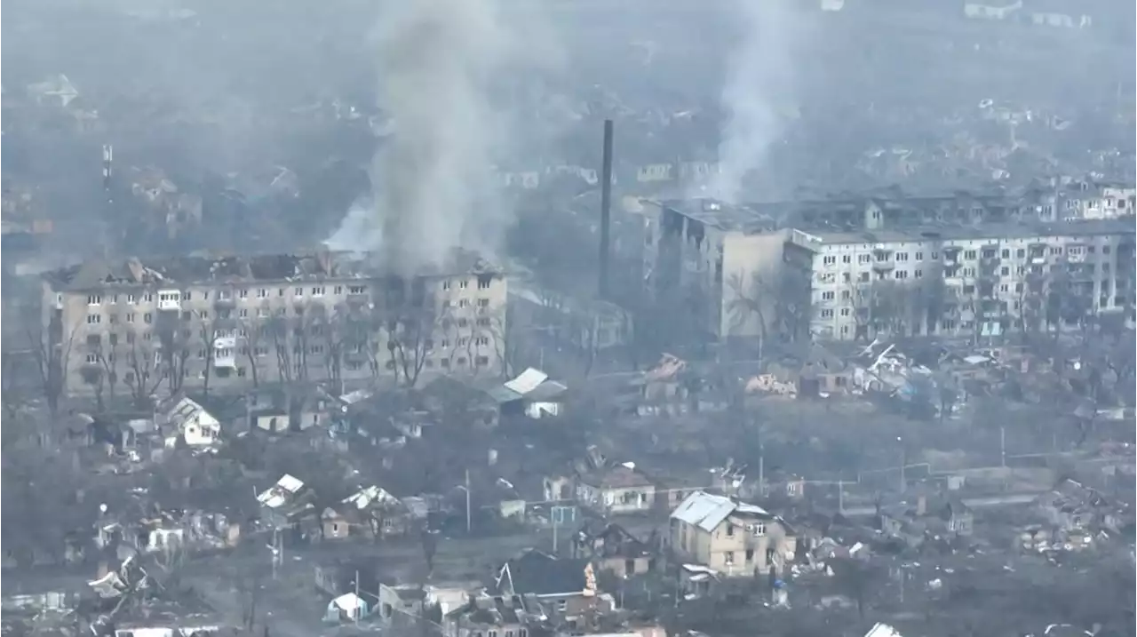 Guerre en Ukraine : « l’intensité des combats ne fait qu’augmenter » près de Bakhmout, dit Zelensky