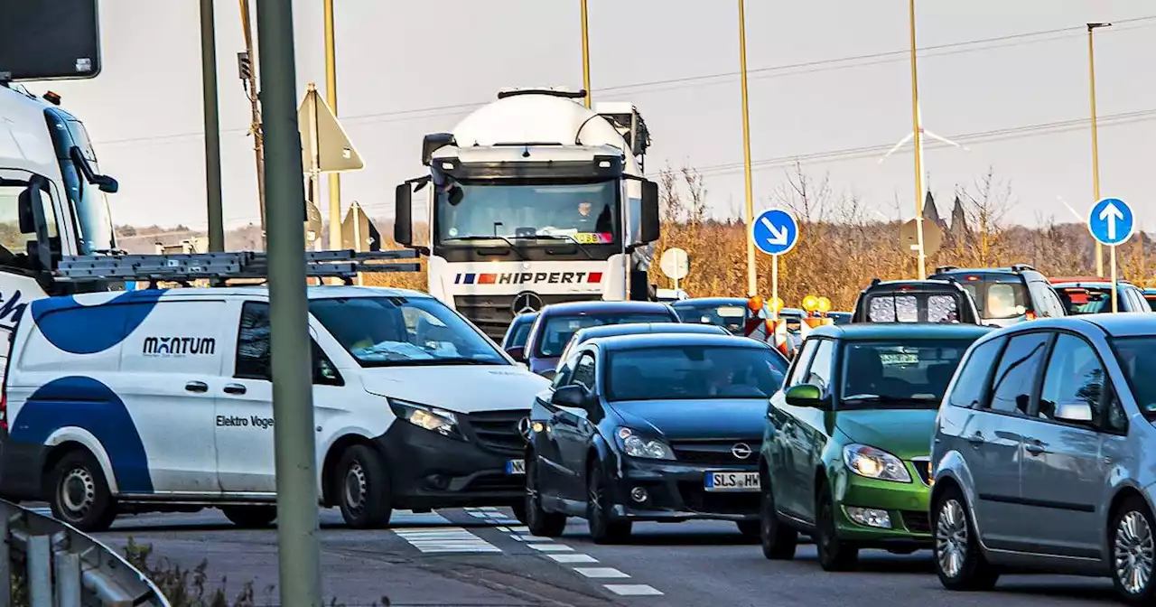 Stundenlange Verspätungen: Kilometerlange Staus wegen Baustelle auf der A8 bei Dillingen – so umfahren Sie das Verkehrschaos