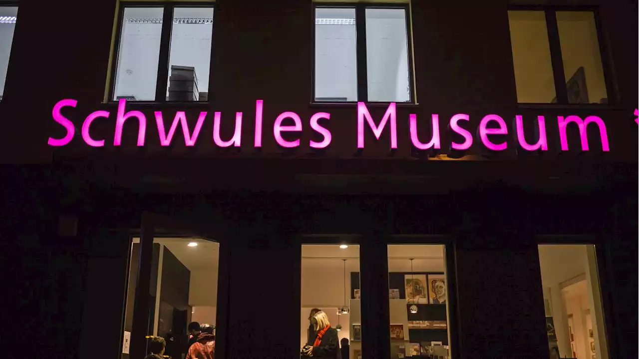 Fenster, Leuchtschriftzug und Kunstwerk beschädigt: Schüsse auf das Schwule Museum in Berlin-Tiergarten