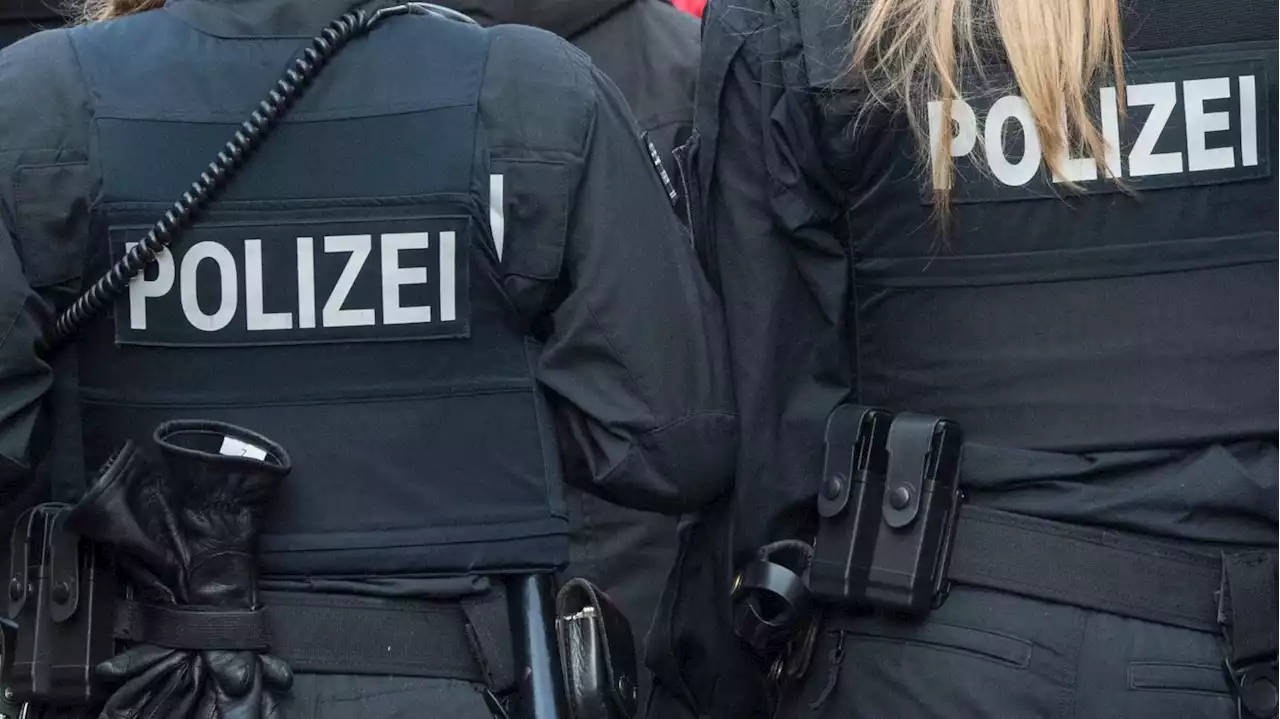 Rechtsextreme Chatgruppe: Gericht lehnt Anklage von Polizisten ab – Staatsanwaltschaft legt Beschwerde ein