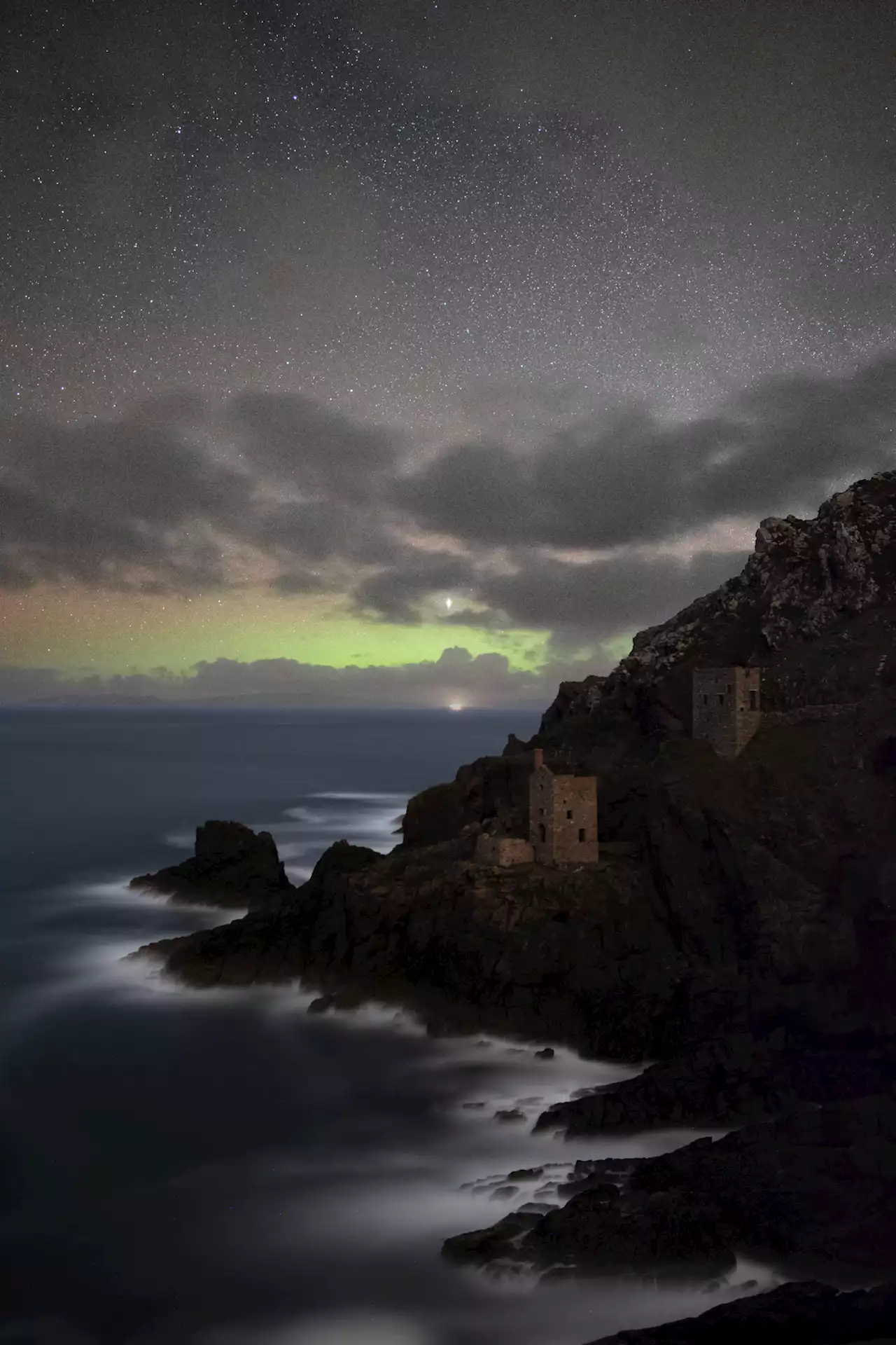 Dazzling Northern Lights light up the skies with Brits transfixed by beautiful green