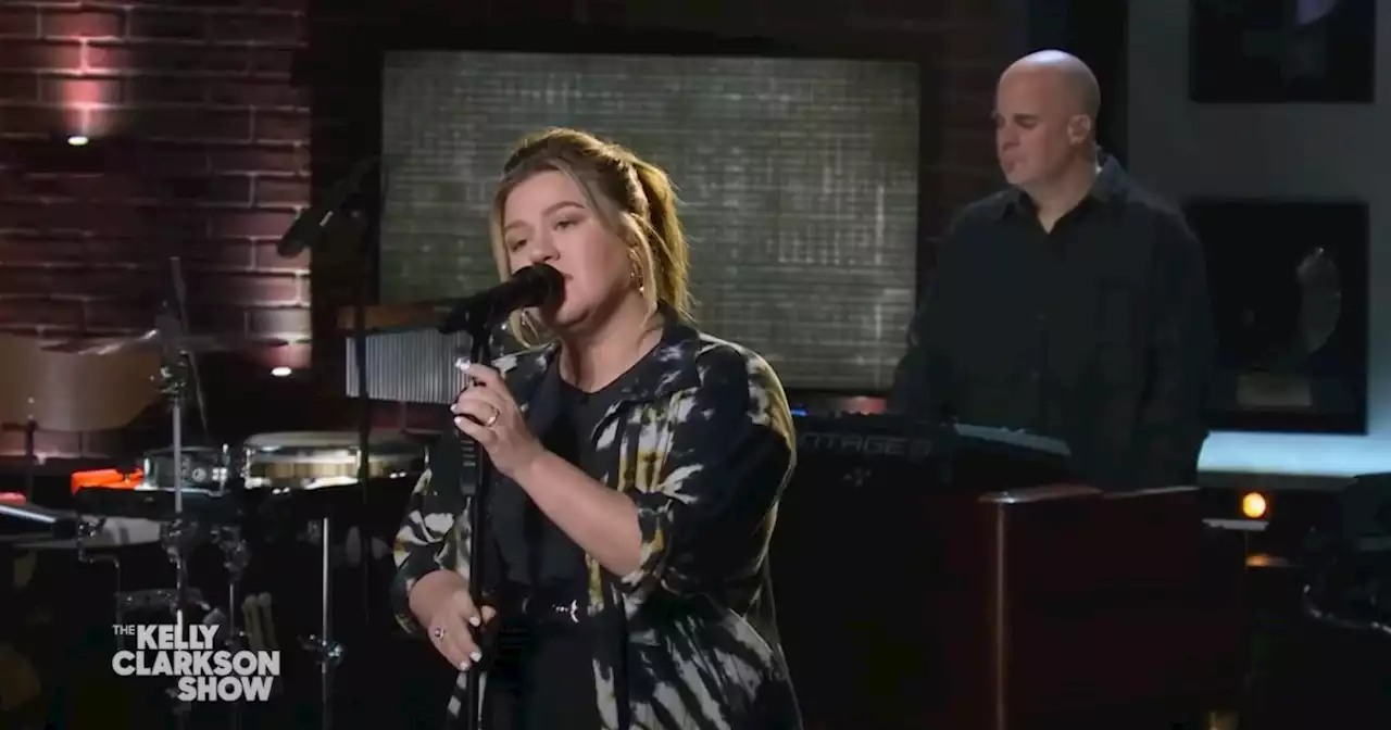 Kelly Clarkson delivers a ‘smashing’ version of a ‘90s rock hit in her latest ‘Kellyoke’