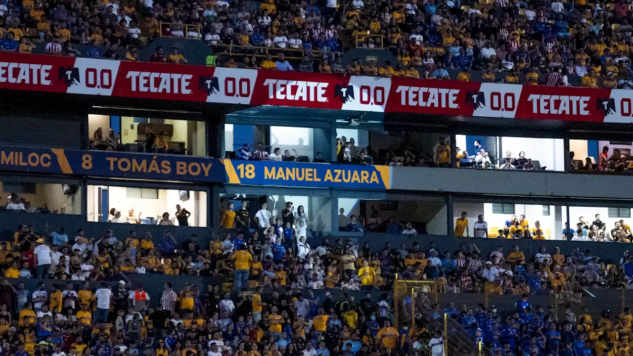 Aficionado de Chivas es empujado y golpeado por seguidores de Tigres en el Volcán