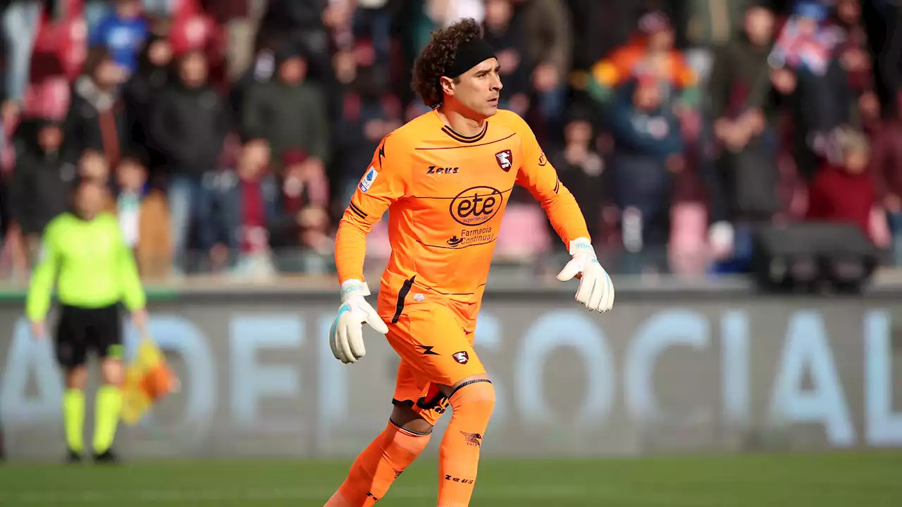 Salernitana analiza extender el contrato de Guillermo Ochoa