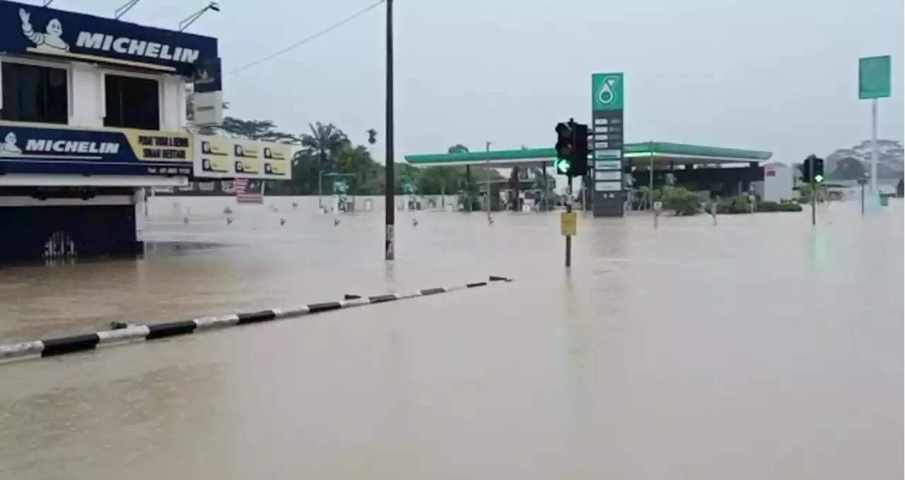 Elak ke Bandar Kota Tinggi, enam laluan dinaiki air