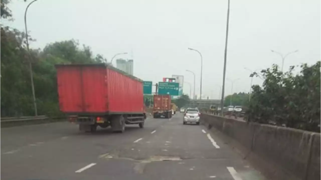 Jalan Tol Tangerang-Merak Berlubang, Banyak Pengendara Pecah Ban