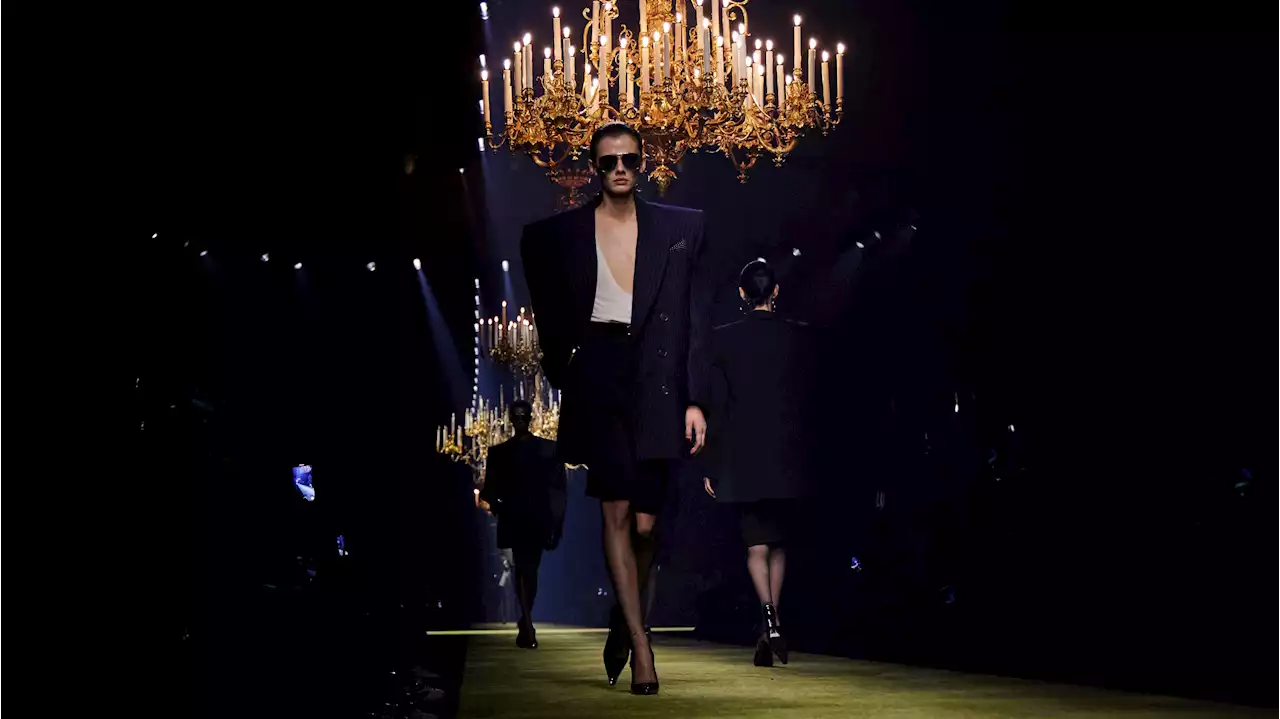 Un chandelier illuminait le défilé Saint Laurent par Anthony Vaccarello automne-hiver 2023-2024