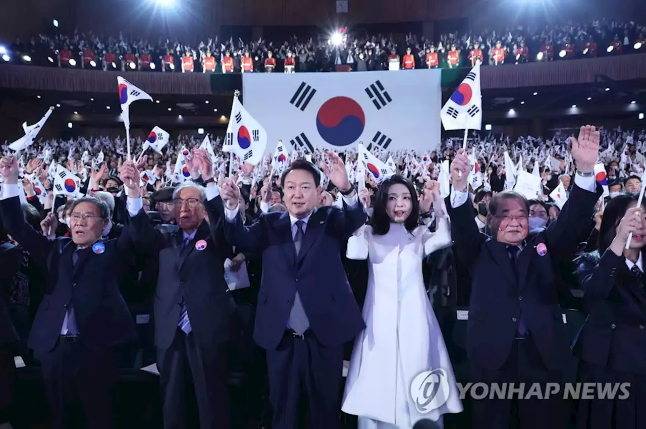 3·1절 '5분 메시지' 내놓은 尹…이재명과는 '대화없이' 악수만 | 연합뉴스