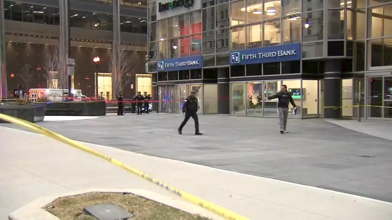 FBI, CPD still searching for Chicago Loop bank robbery suspect who sparked downtown shootout