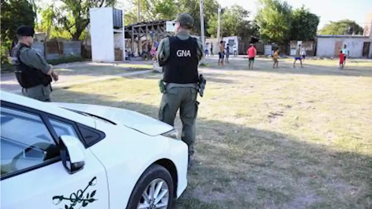 Fuerzas federales y provinciales custodian las casas de familiares de 'Maxi' Gerez en Rosario