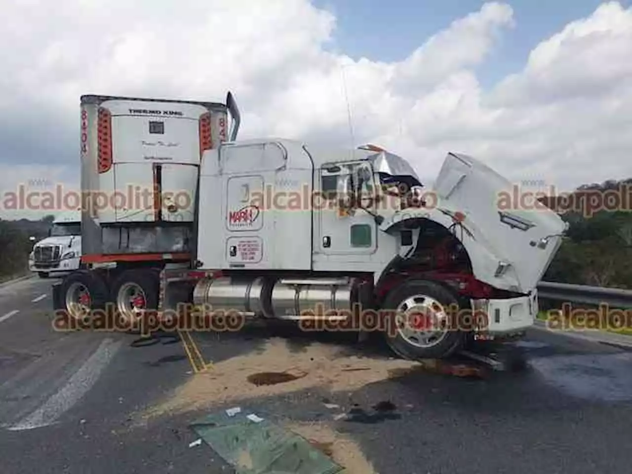 Vuelca tráiler de doble remolque, en Tuxpan