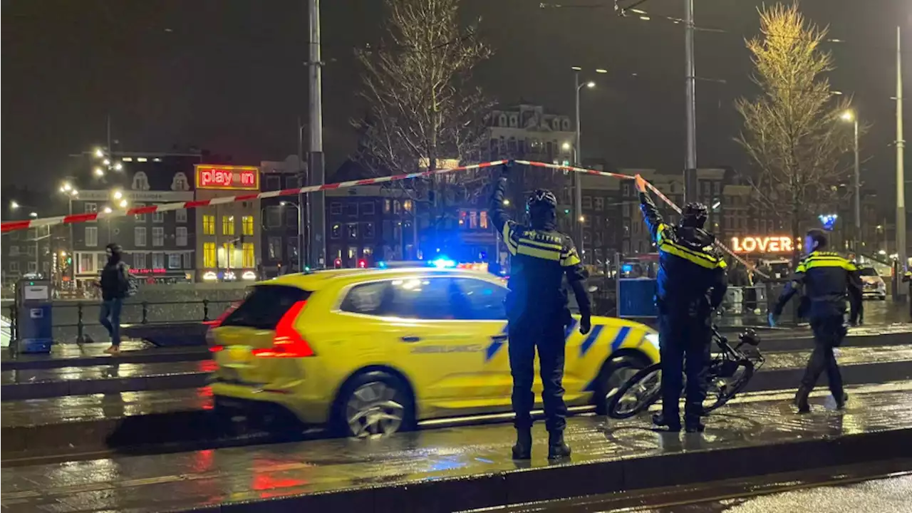 Gewonde bij steekpartij rond Centraal Station, agenten lossen schoten