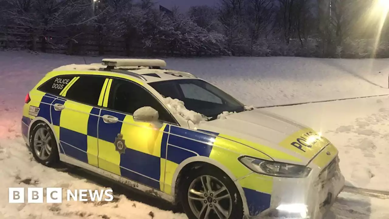 Leeds suspected car thieves arrested after police follow snowy footprints