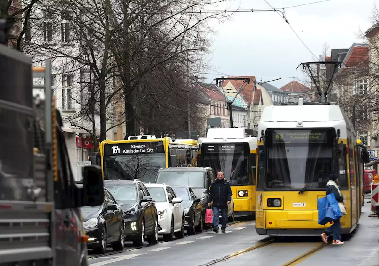 Chaos in Köpenick: BVG kapituliert im täglichen Stau vor den Autos