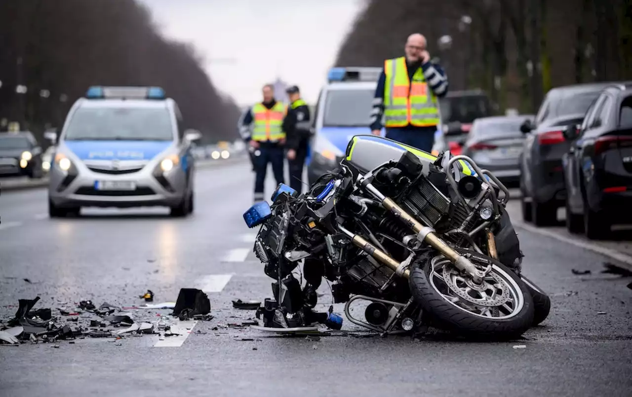 Polizist in Berlin-Mitte mit Motorrad verunglückt