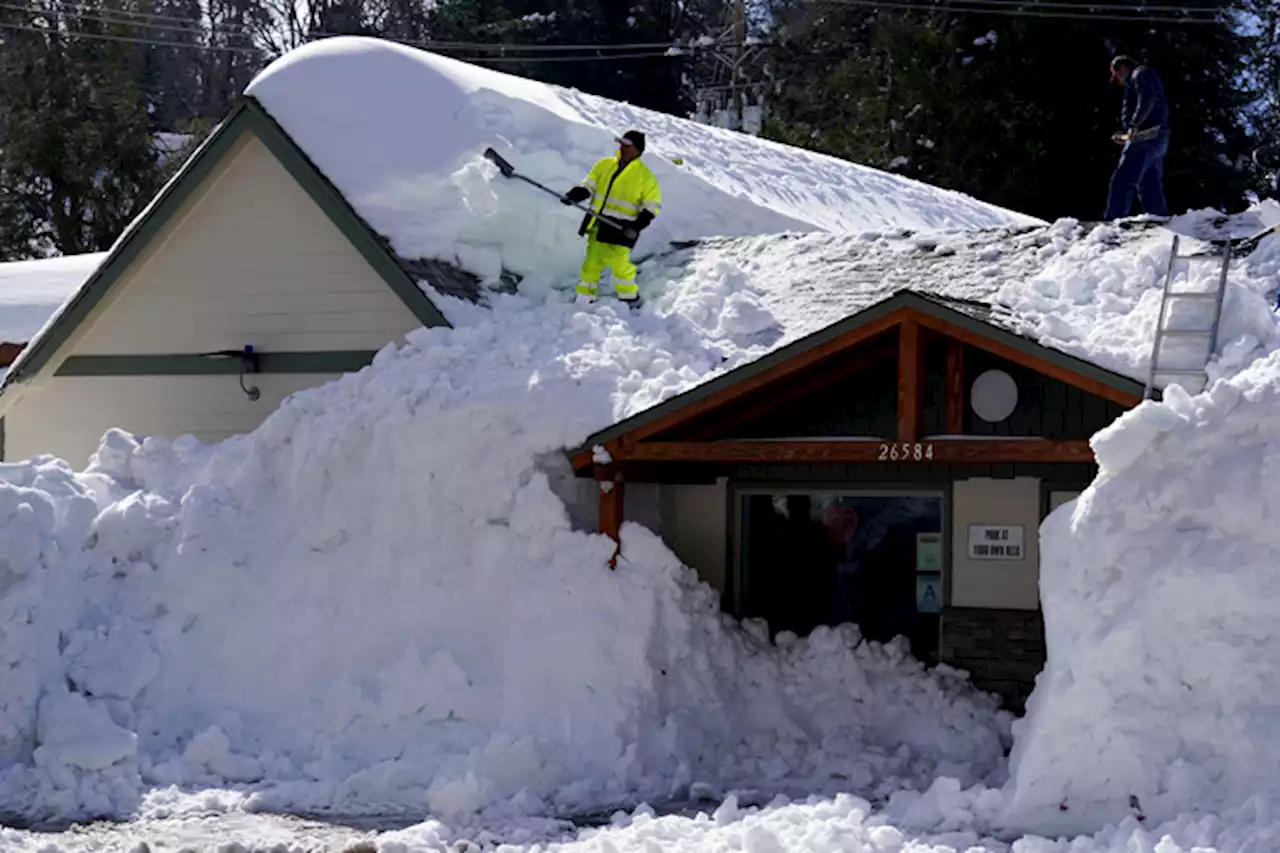 Volunteers in mountain towns dig out snow-stuck Californians |