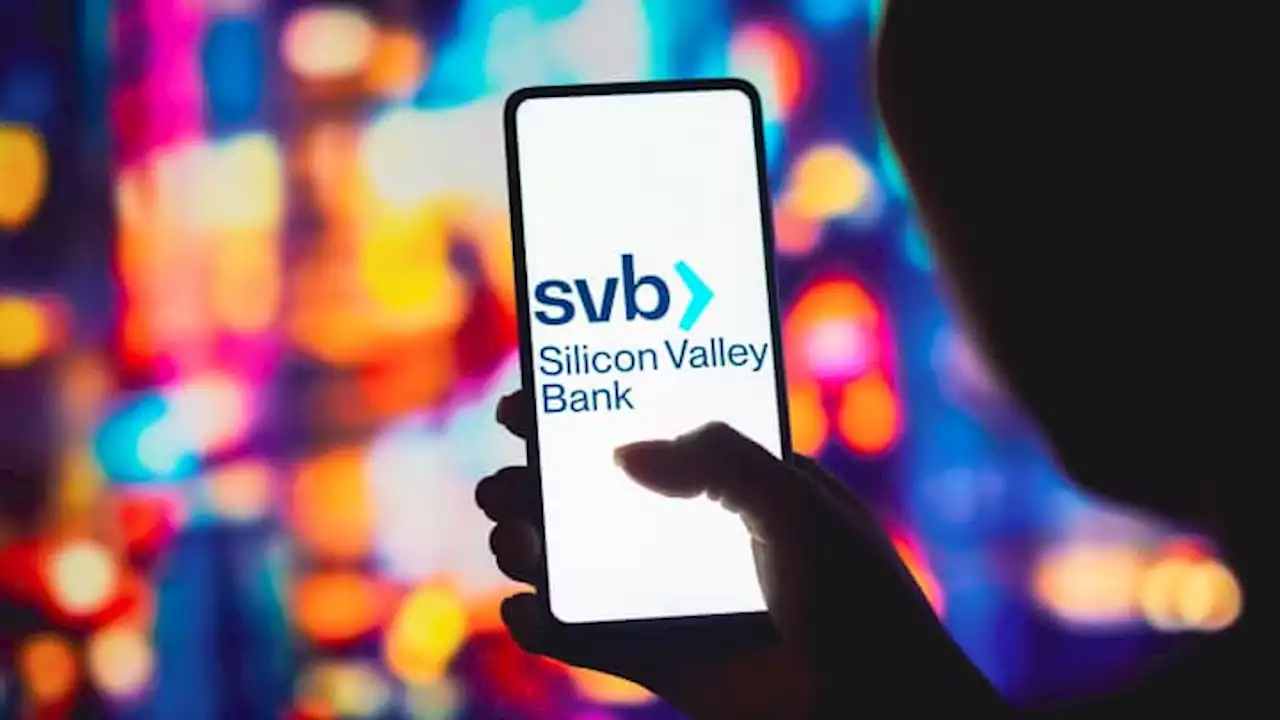 Silicon Valley Bank drops another 60%, weighs on the bank sector again