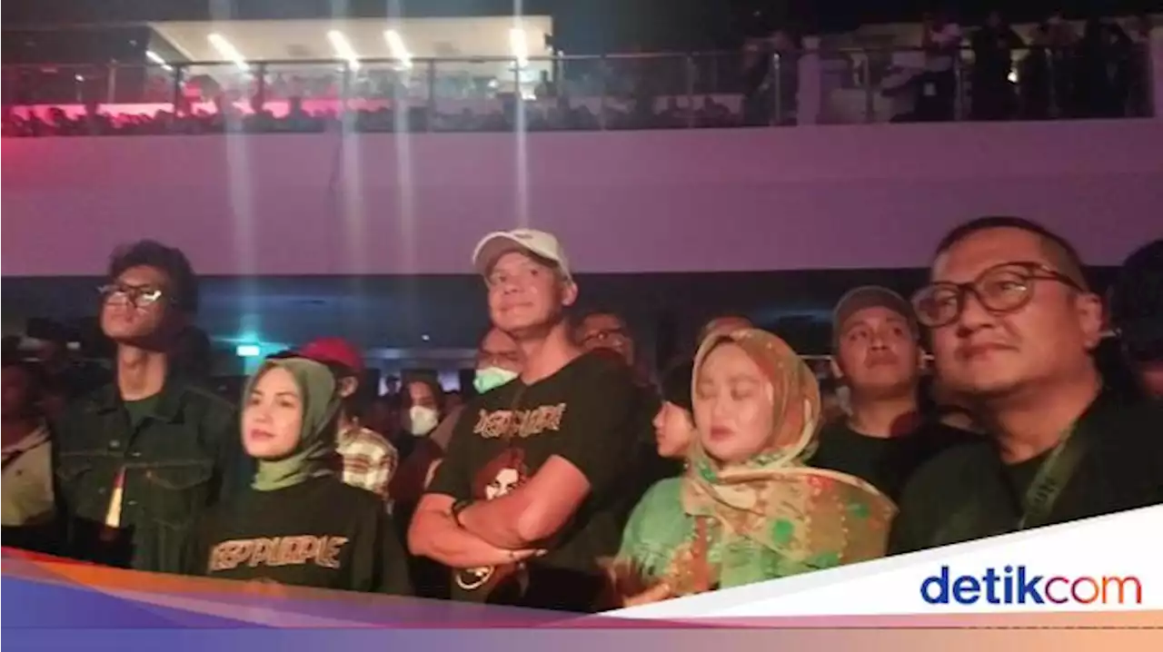 Ganjar dan Istri Pakai Baju Couple Deep Purple saat Nonton Konser di Solo