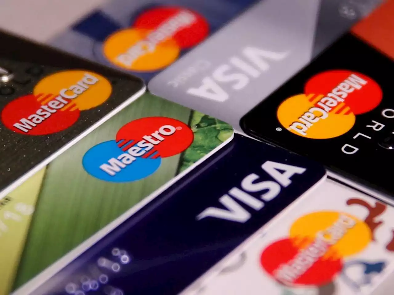 Posthaste: Canadians' consumer credit-card balance crosses $100 billion for first time