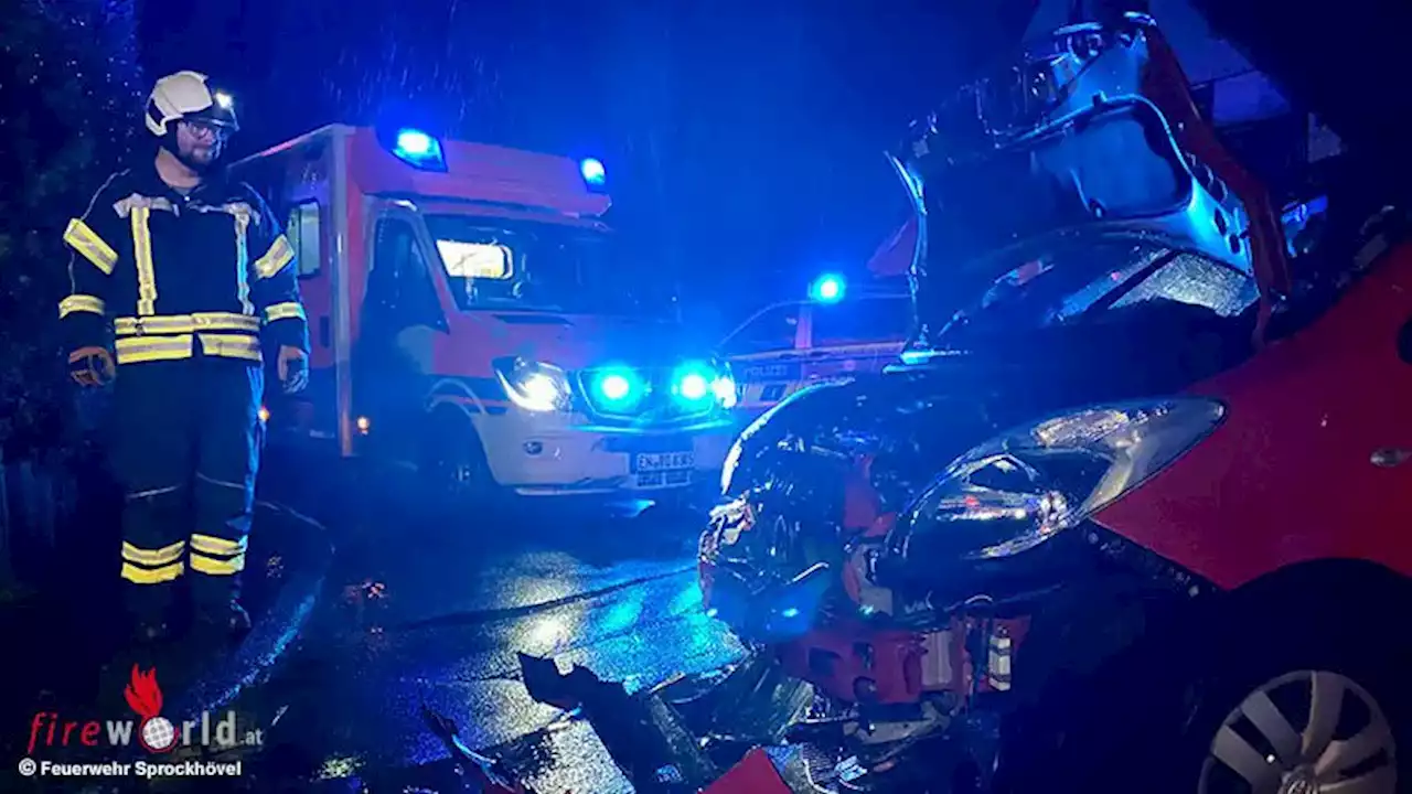 D: Kleinwagen prallt in Sprockhövel gegen Mauer & Baum über Fahrbahn