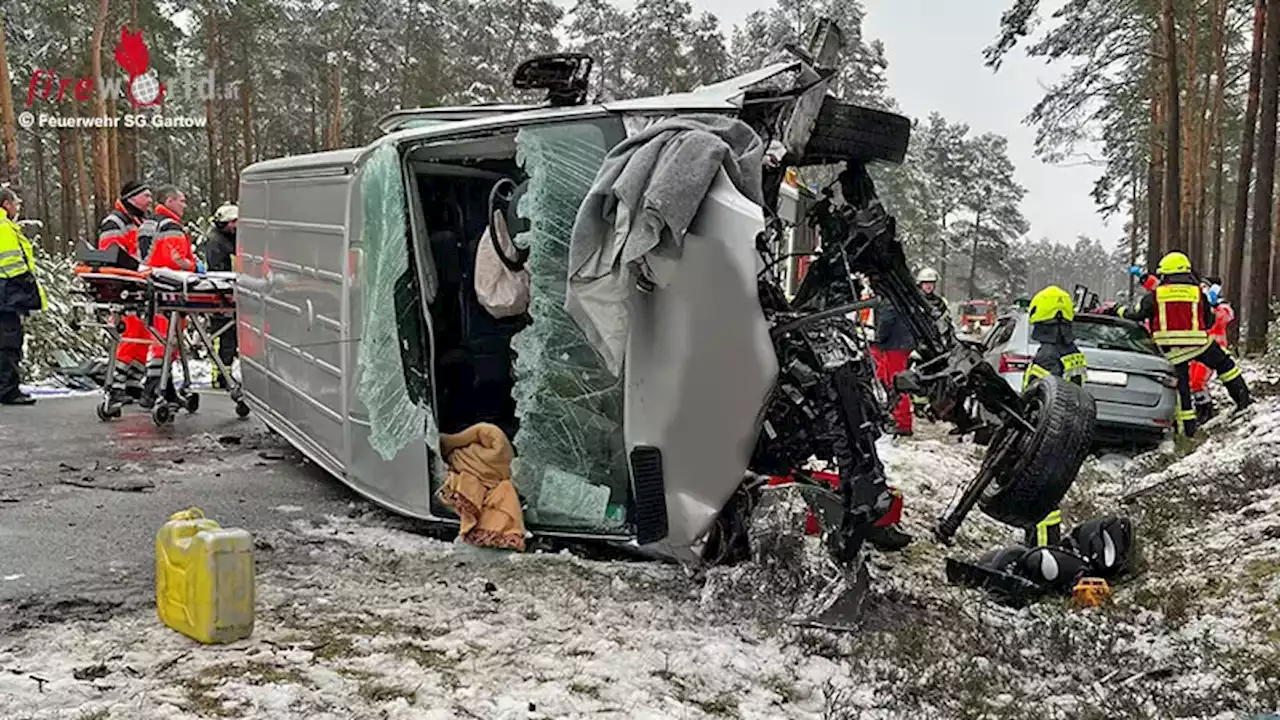 D: Wintereinbruch sorgt für Unfälle in Lüchow-Dannenberg → Transporter kollidiert mit Pkw