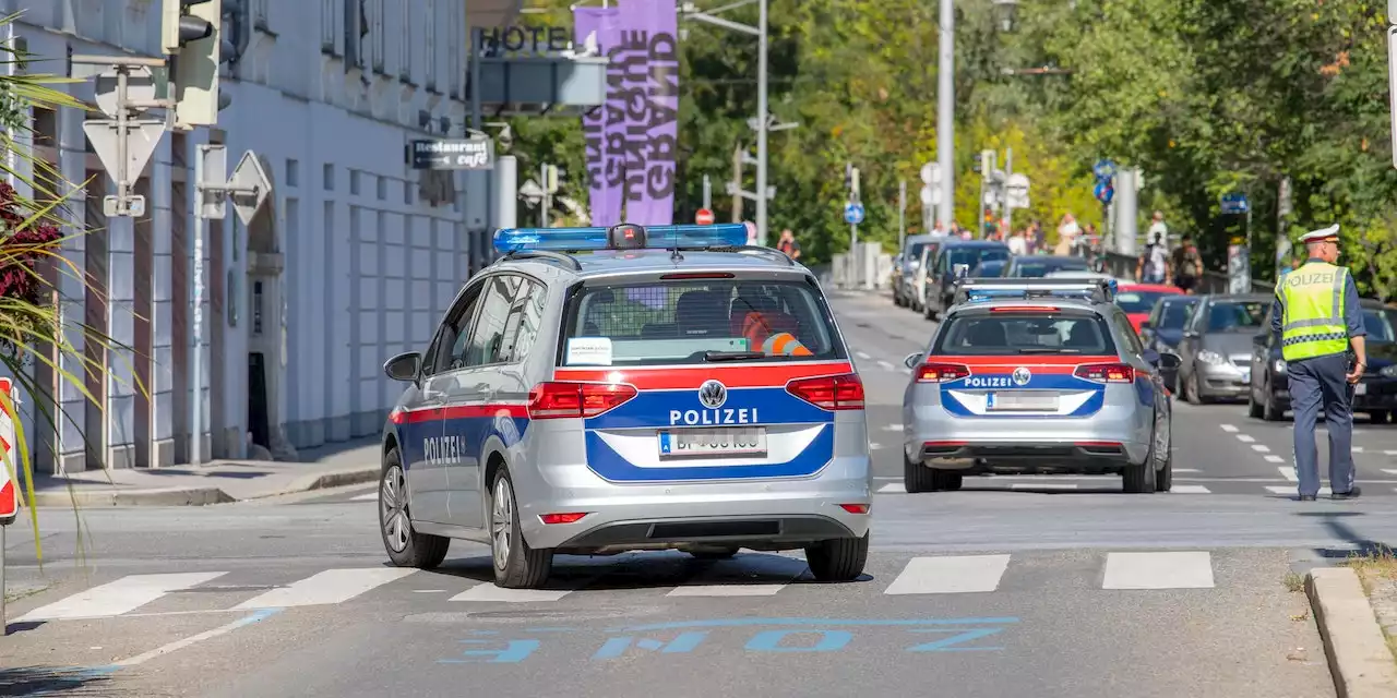 Crash in Graz – Reisebus donnert an Kreuzung in Lkw