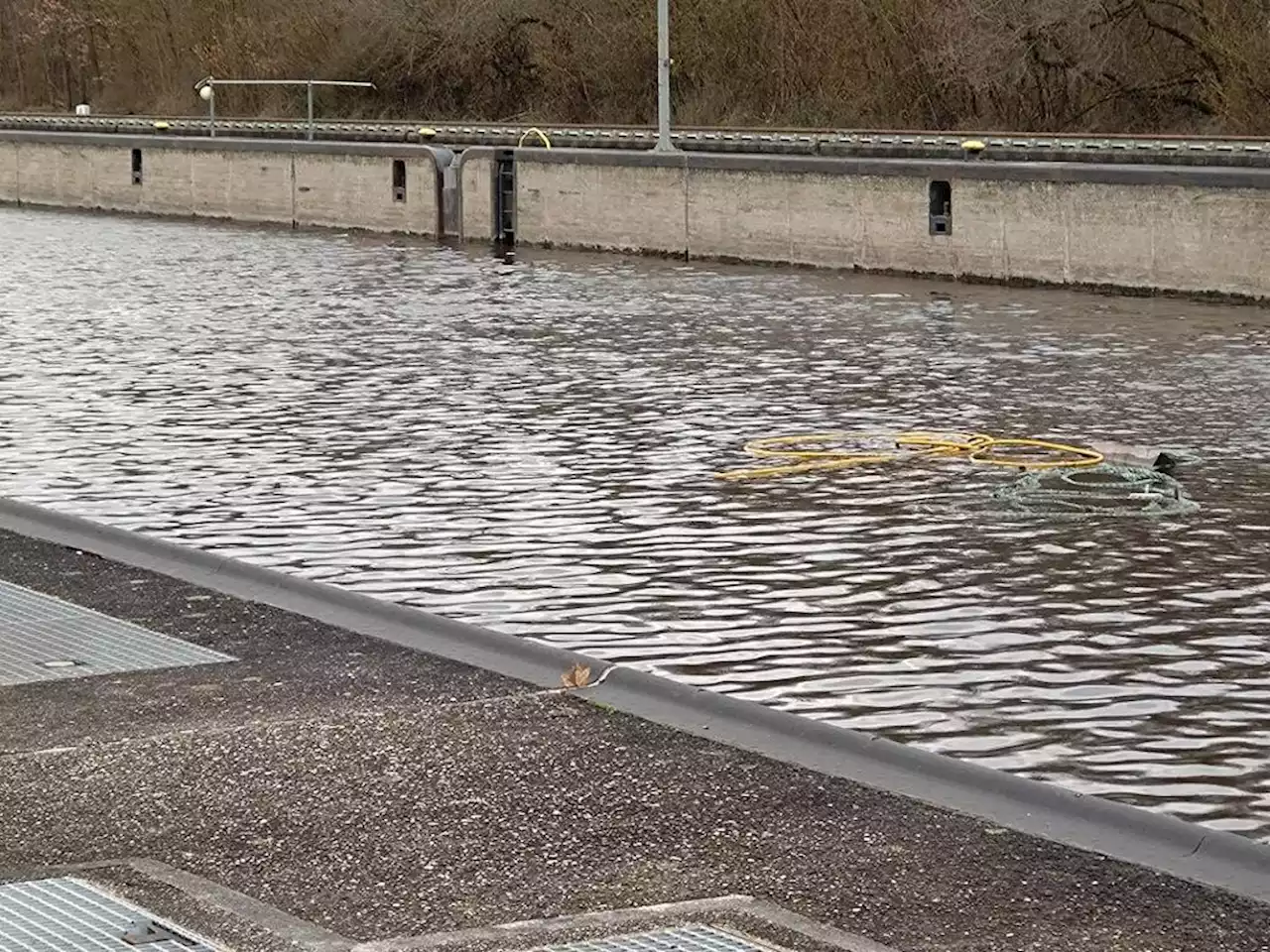 Großeinsatz auf Donau: Güterschiff bricht in Geislinger Schleuse auseinander und sinkt - idowa