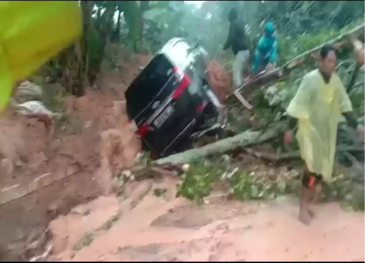 Jalan Penghubung Bukit Kemuning - Sumberjaya Longsor, Hati-hati!