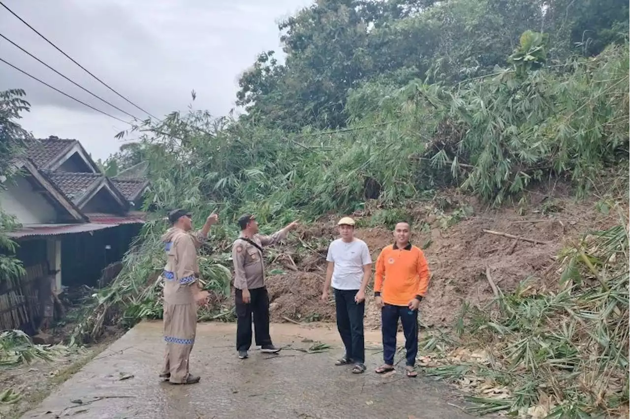 Ogan Komering Ulu Diterjang Bencana Tanah Longsor, Akses Jalan Lumpuh Total