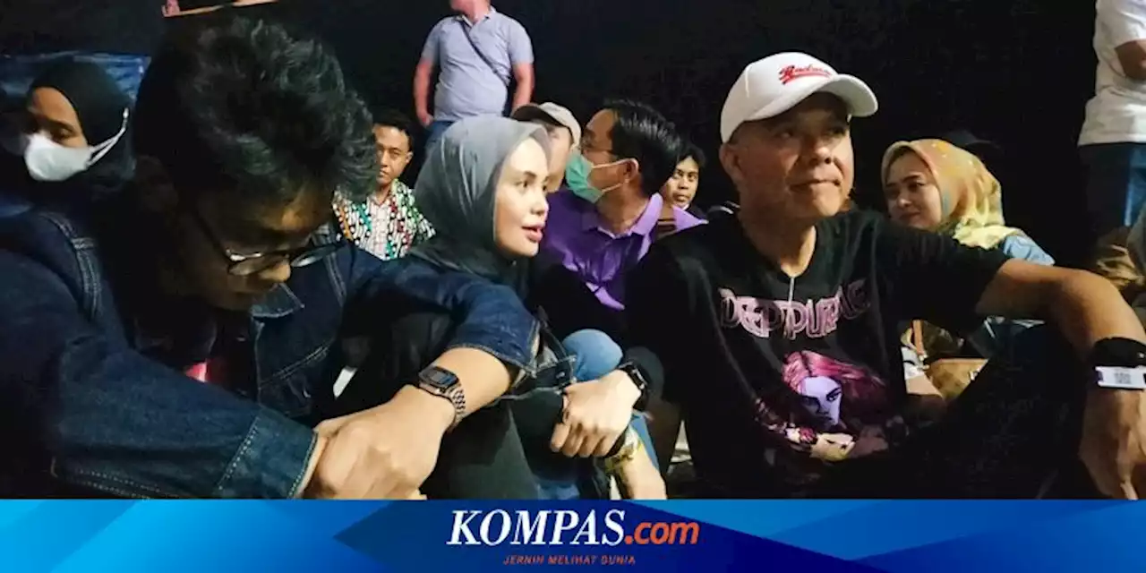 Ganjar Nikmati Konser Deep Purple Bareng Istri dan Anak, Duduk Bersila Menunggu