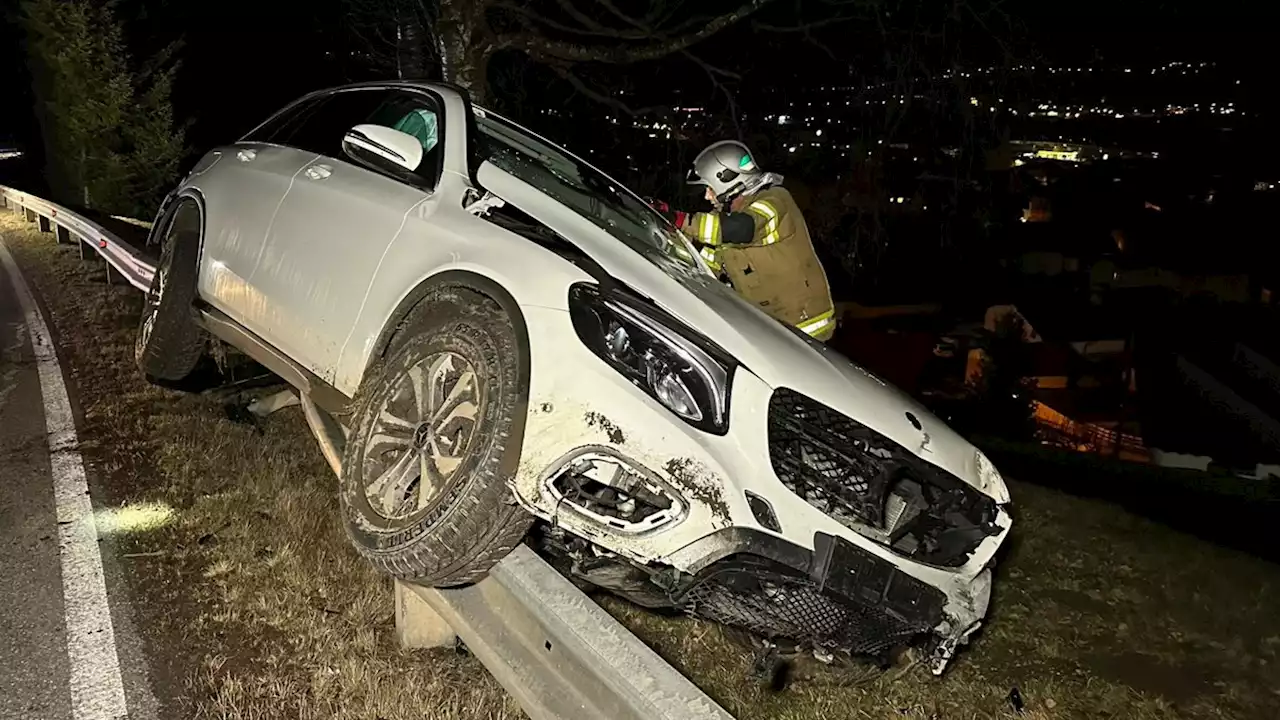 Betrunkener „parkt“ seinen Mercedes auf Leitplanke