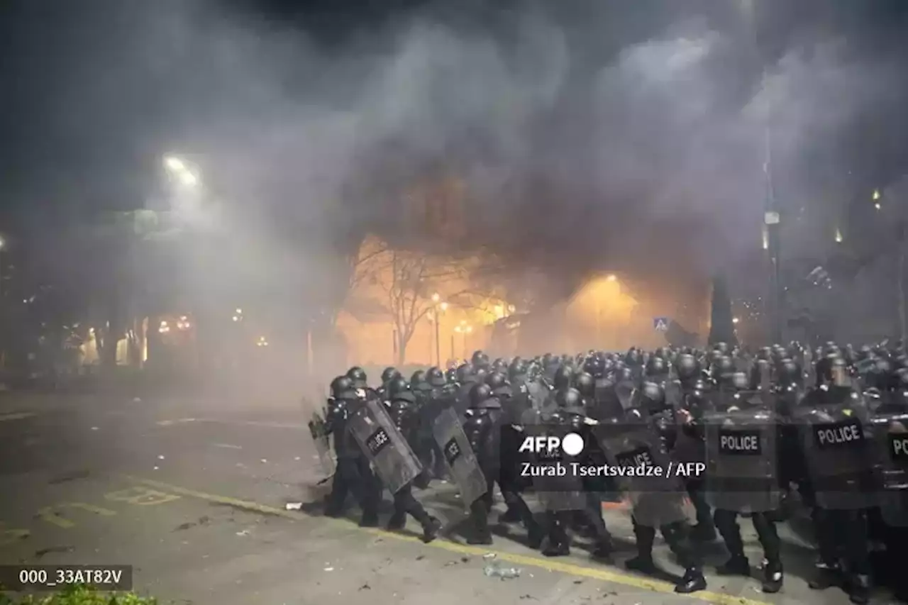 [Video] Policía patea a una mujer en medio de una jornada de manifestaciones