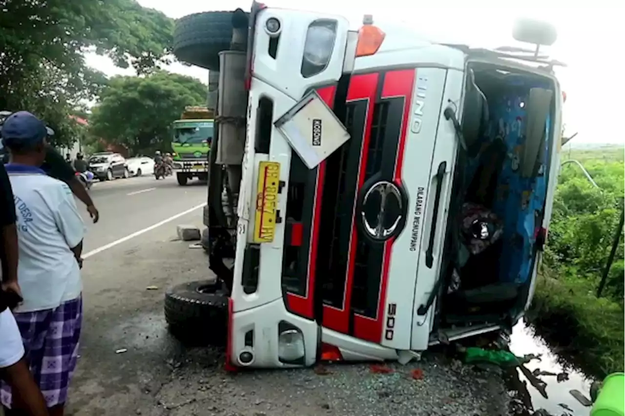 Bus Tabrak Dua Truk di Pantura Rembang, Empat Tewas