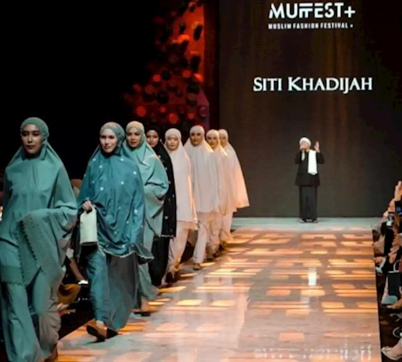 Opick Iringi Fashion Show Siti Khadijah di Ajang MUFFEST+ 2023