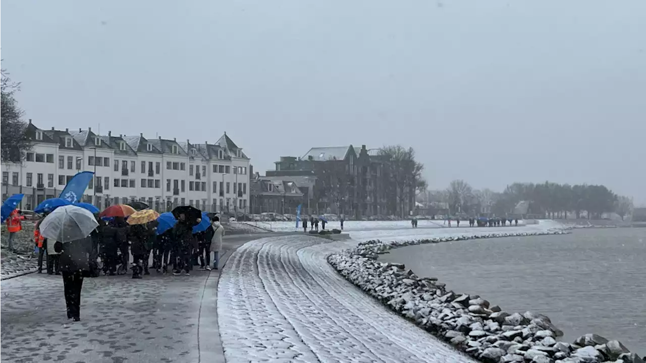 Bewoners trotseren sneeuwwitte Westerdijk tijdens openingsexcursie