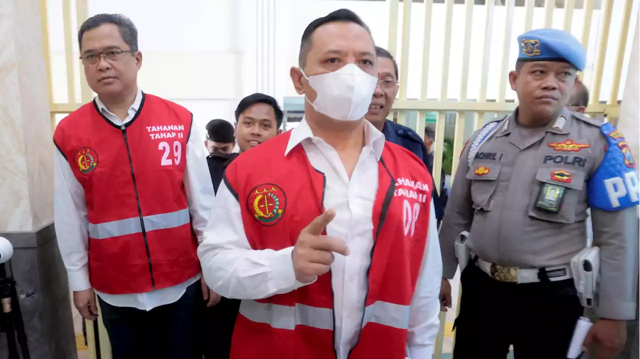 2 Indonesian soccer officials found guilty in one of the deadliest stadium stampedes